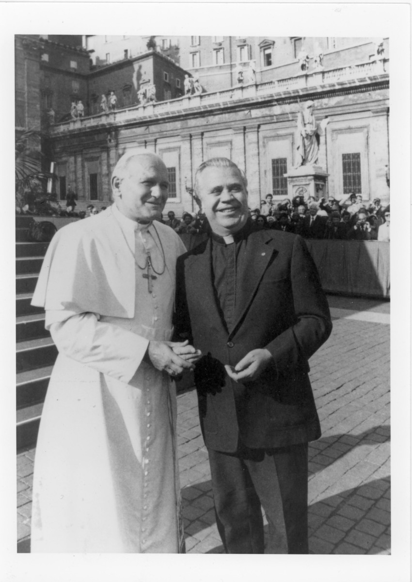 001_raymond_baumhart_and_pope_john_paul_II.jpg