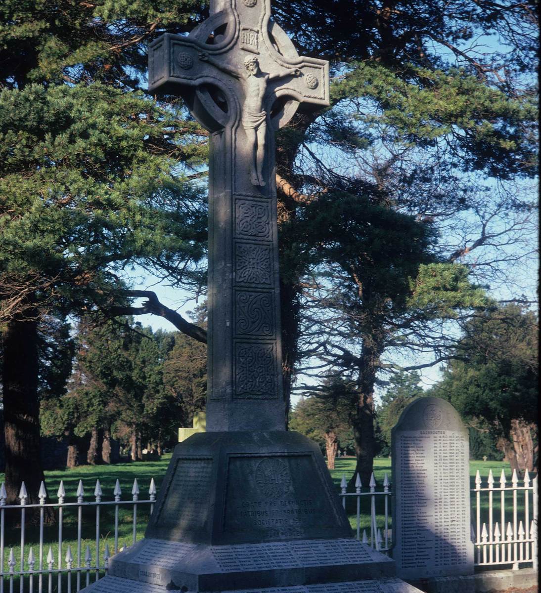 16b_Glasnevin_Jesuitcross_16b.jpg