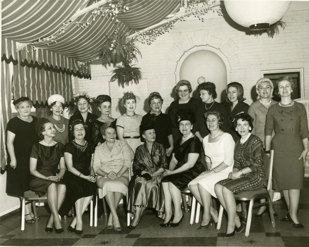 Maria Kuncewicz reception, UChicago, 1962.jpg