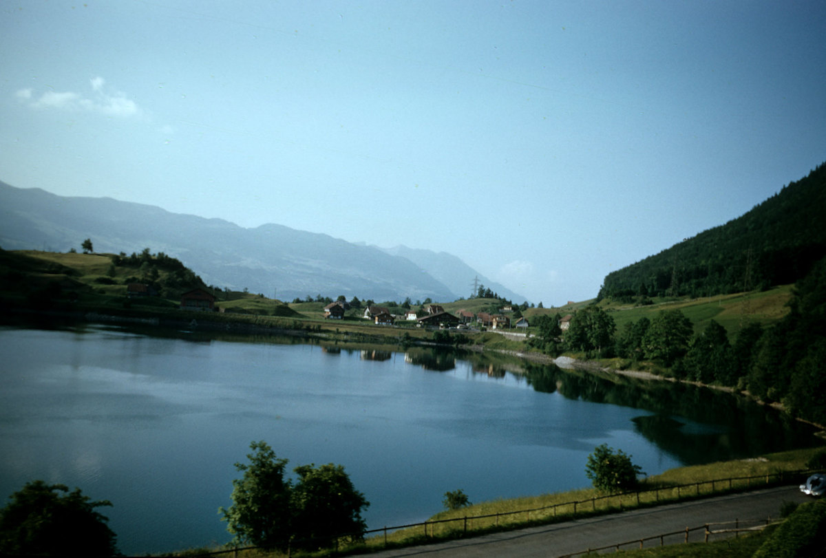 26_Burglen-on-lake-lungern.jpg