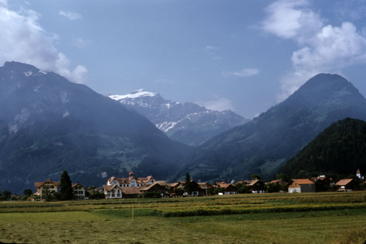 63_Interlaken-mannlichen,-jungfrau-in-background.jpg