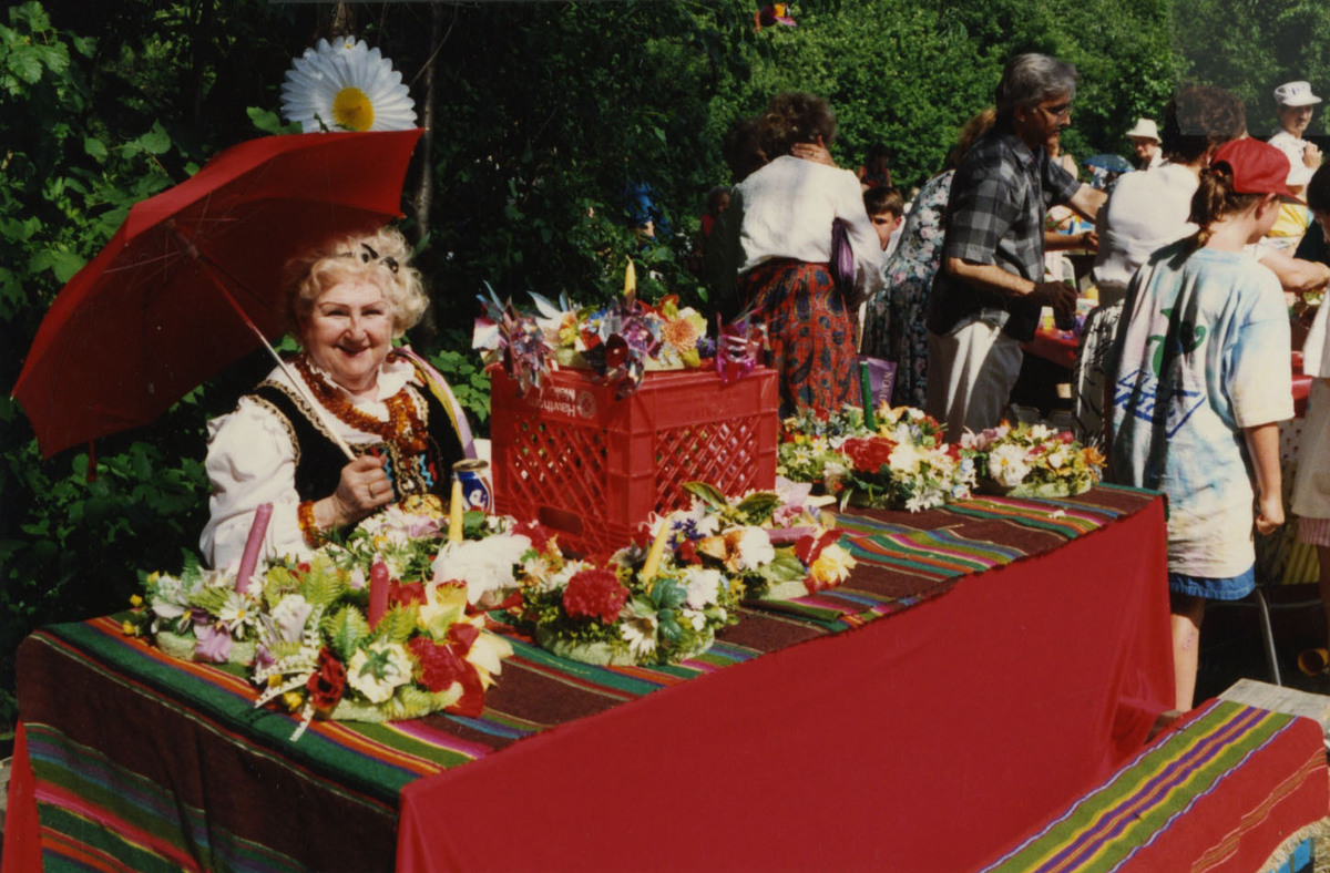 Swietojanki Selling Wreaths, 1993.jpg